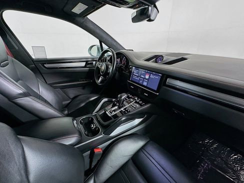 Used 2020 Porsche Cayenne Turbo AWD/4WD image 25
