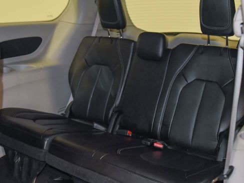 Used 2023 Chrysler Pacifica Touring-L image 7