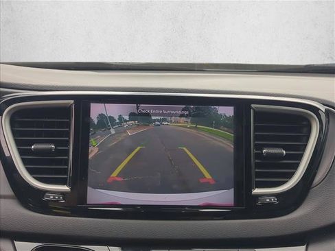 Used 2025 Chrysler Pacifica Select FWD image 18