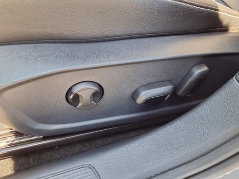 Used 2025 Volkswagen Jetta SE w/ Sunroof Package FWD image 23