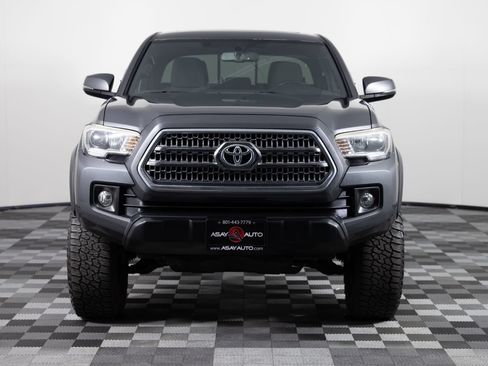 Used 2017 Toyota Tacoma TRD Off-Road w/ Premium & Technology Package AWD/4WD image 11
