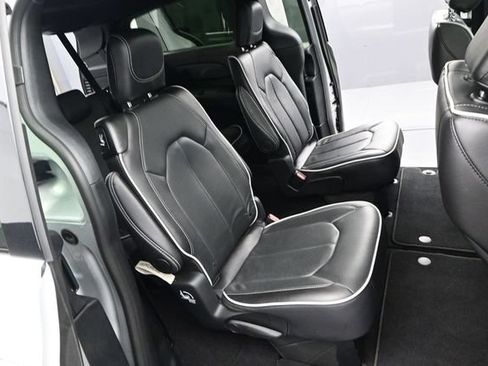 Used 2026 Chrysler Pacifica Limited FWD image 16