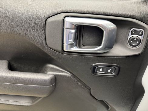 Used 2025 Jeep Gladiator Sport AWD/4WD image 11