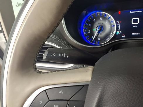 Used 2019 Chrysler Pacifica Limited w/ Tire & Wheel Group FWD image 24