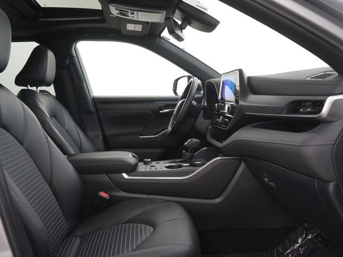 Used 2025 Toyota Highlander XSE image 13