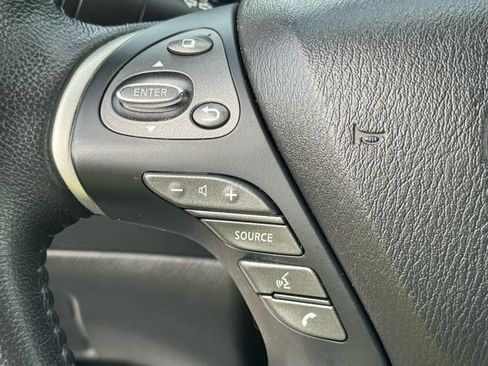 Used 2020 Nissan Pathfinder SV image 21