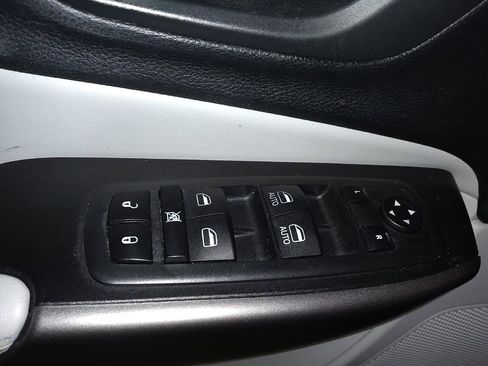 Used 2020 Jeep Cherokee Latitude Plus w/ Comfort/Convenience Group FWD image 27