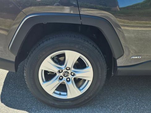Used 2019 Toyota RAV4 LE AWD/4WD image 10