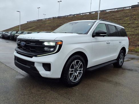 Used 2025 Ford Expedition Active image 4