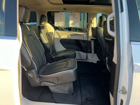 Used 2023 Chrysler Pacifica Limited w/ Uconnect Theater Family Group image 18