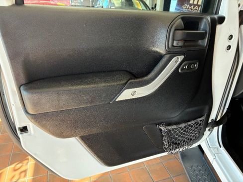 Used 2014 Jeep Wrangler Unlimited Sahara w/ Connectivity Group image 17