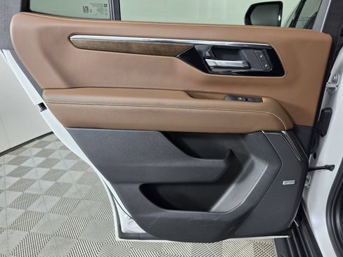 Used 2025 Chevrolet Tahoe High Country AWD/4WD image 40