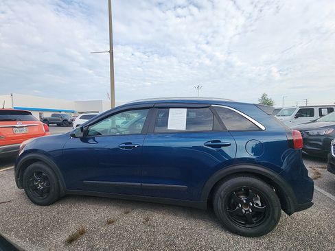 Used 2017 Kia Niro LX FWD image 2