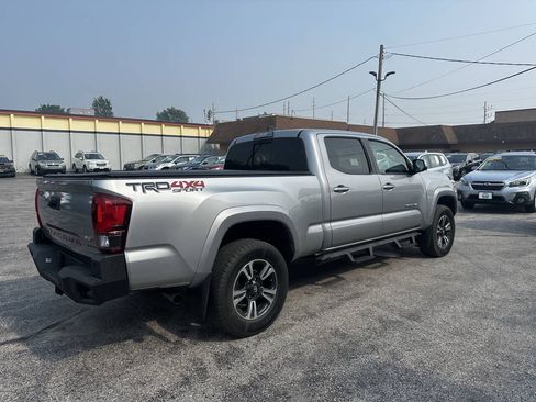 Used 2018 Toyota Tacoma TRD Sport AWD/4WD image 3