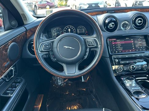 Used 2019 Jaguar XJ R-Sport image 27