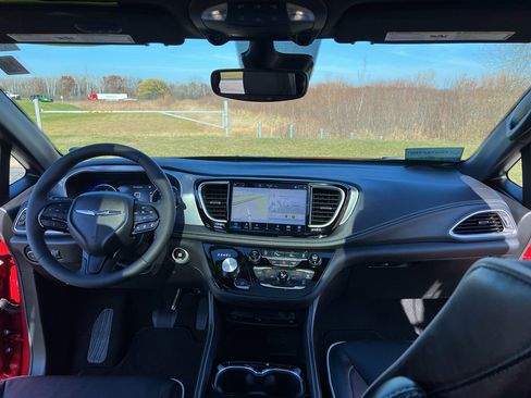 Used 2026 Chrysler Pacifica Limited w/ Uconnect Theater Family Group image 21