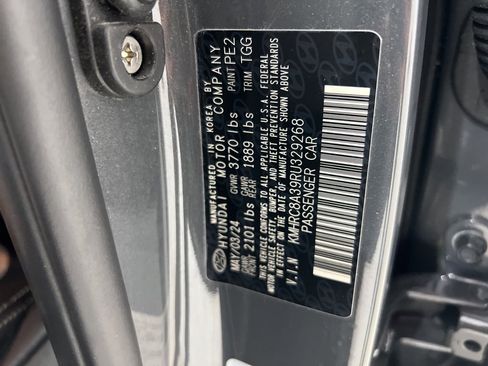 Used 2024 Hyundai Venue SEL image 31