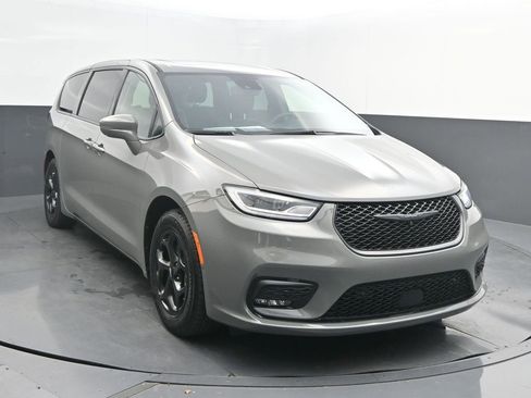 Used 2022 Chrysler Pacifica Limited w/ Uconnect Theater Family Group image 1