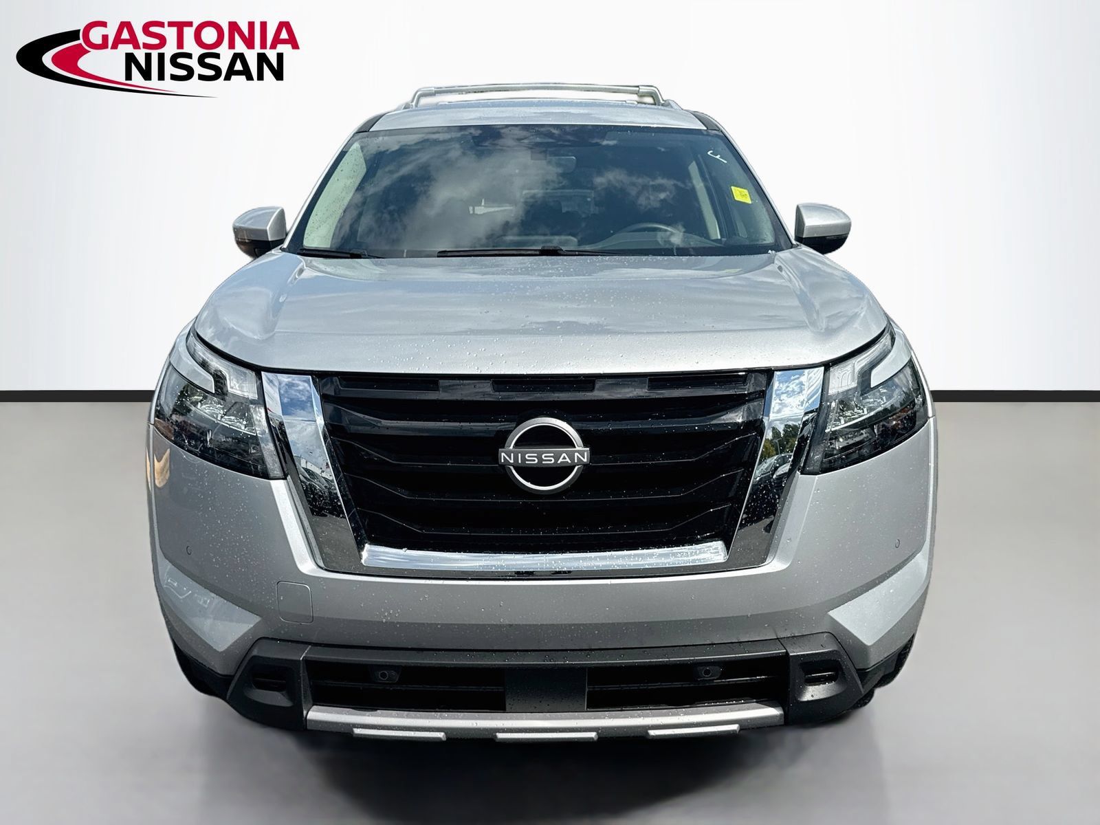 Used 2025 Nissan Pathfinder SL FWD image 2