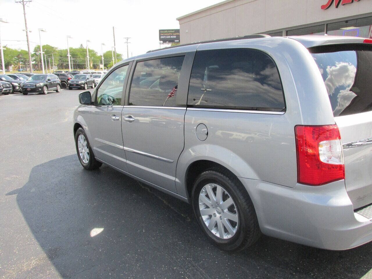 Used 2015 Chrysler Town & Country Touring w/ Driver Convenience Group FWD image 40