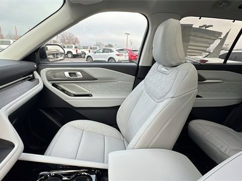 Used 2025 Ford Explorer Platinum w/ Ultimate Package image 26