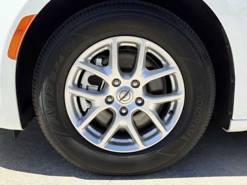 Used 2023 Chrysler Voyager LX image 12