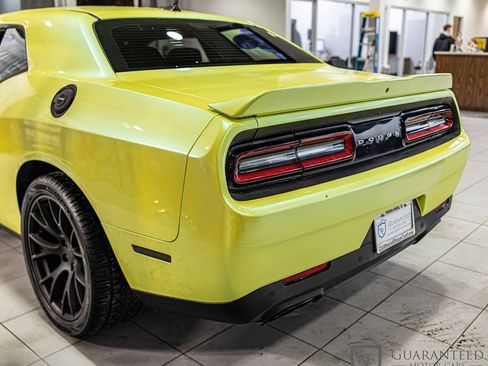 Used 2015 Dodge Challenger SRT image 15
