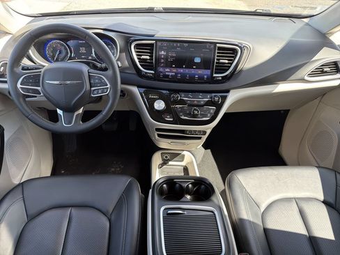 Used 2024 Chrysler Pacifica Touring-L FWD image 14