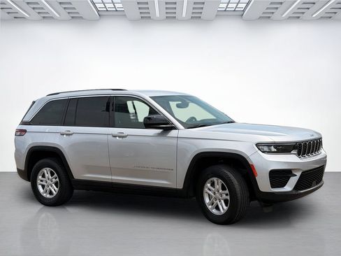 Used 2024 Jeep Grand Cherokee Laredo RWD image 5