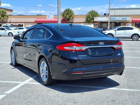 Used 2018 Ford Fusion SE w/ Fusion SE Technology Package FWD image 5