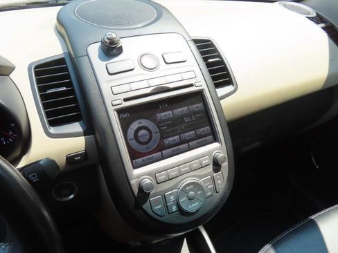 Used 2013 Kia Soul ! w/ Premium Pkg FWD image 22