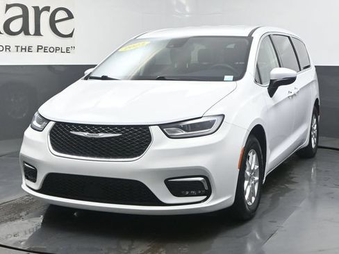 Used 2023 Chrysler Pacifica Touring-L FWD image 7