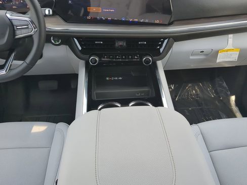 New 2025 Chevrolet Suburban Premier image 18