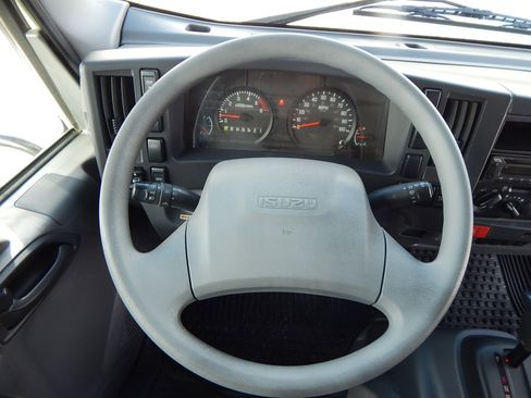 Used 2018 Isuzu NPR image 22