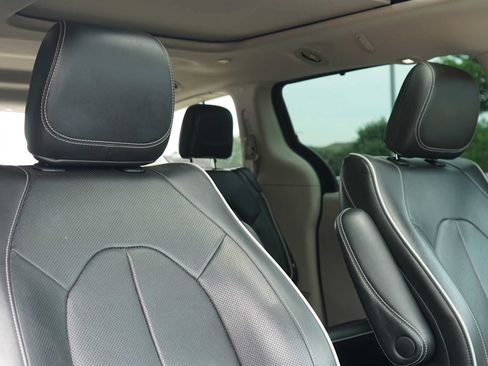 Used 2022 Chrysler Pacifica Limited FWD image 30