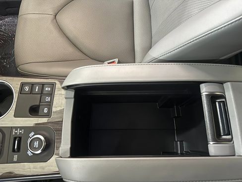 Used 2023 Toyota Highlander Limited image 32