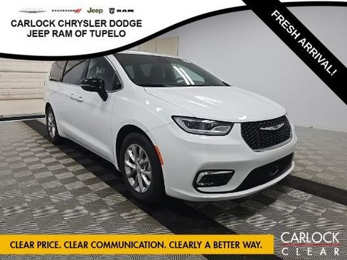 Used 2026 Chrysler Pacifica Limited FWD image 3