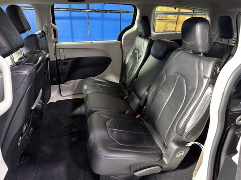 Used 2018 Chrysler Pacifica Touring-L Plus w/ Advanced Safetytec Group FWD image 28