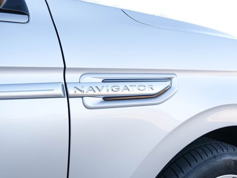 Used 2019 Lincoln Navigator Select w/ Technology Package image 27