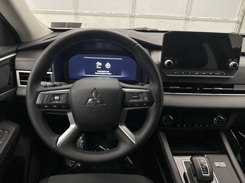 Used 2024 Mitsubishi Outlander SE AWD/4WD image 12