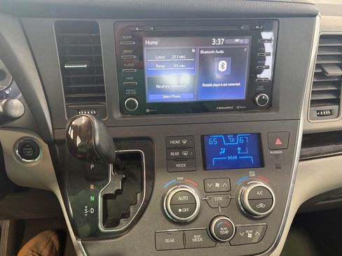 Used 2019 Toyota Sienna XLE FWD image 18