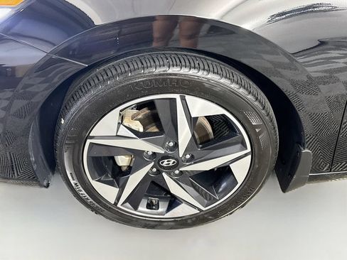 Used 2023 Hyundai Elantra Limited FWD image 4