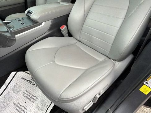 Used 2023 Toyota Highlander XLE FWD image 19