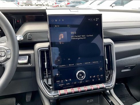 Used 2025 GMC Yukon AT4 w/ AT4 Premium Package AWD/4WD image 8