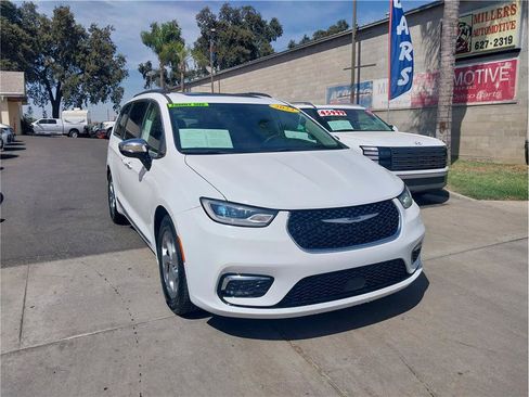 Used 2023 Chrysler Pacifica Limited FWD image 3