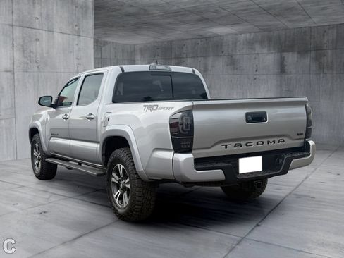 Used 2017 Toyota Tacoma TRD Sport w/ Tow Package RWD image 4