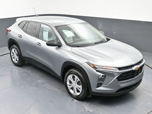 Used 2024 Chevrolet Trax LS w/ Driver Confidence Package image 38