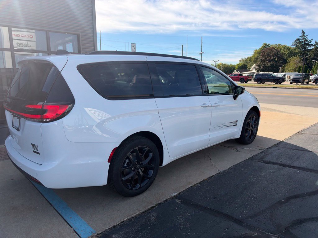 New 2027 Chrysler Pacifica Select AWD/4WD image 7