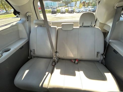 Used 2017 Toyota Sienna XLE image 18