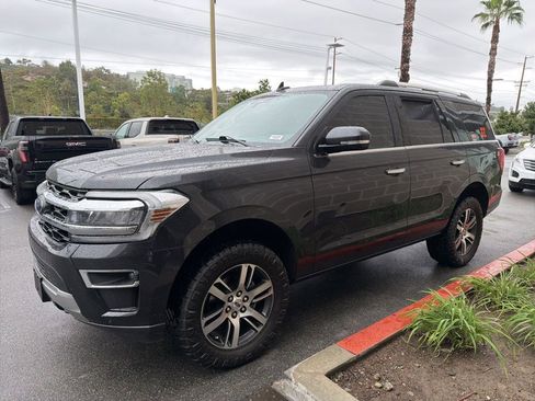 Used 2023 Ford Expedition Limited image 3